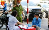 Công an Hà Nội tuần tra, lập biên bản xử phạt người không đeo khẩu trang
